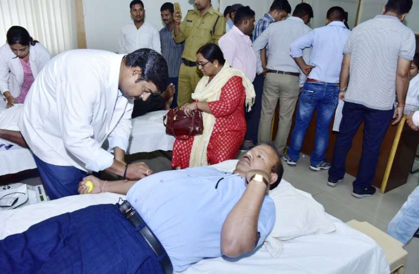 900 children Animik in Singrauli district खून की कमी का दंश झेल रहे 900 बच्चे, रक्त के इंतजाम में जुटा जिला प्रशासन सहित पूरा अमला