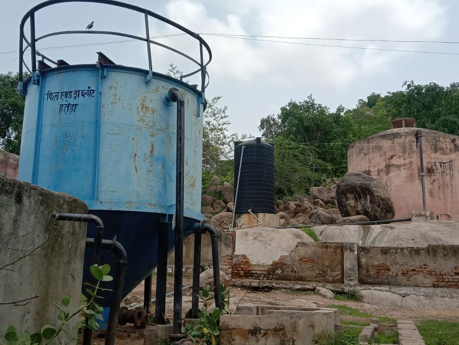 Water problem करैरा क्षेत्र में पानी पीने से हो रहीं हड्डियां कमजोर, बढ़ रही शरीर में अकडऩ