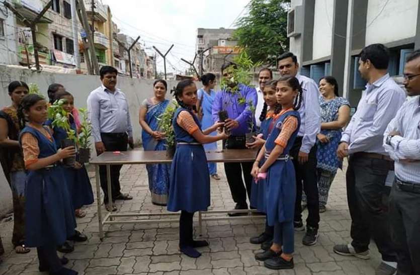 p छात्रों के जरिए लिंबायत जोन में एक लाख पौधे रोपने का संकल्प