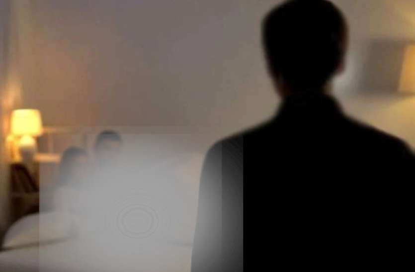 wife with boyfriend रोजाना पति को नींद की गोली देकर सुला देती थी बीवी, बेडरूम में प्रेमी संग करती थी गंदा काम