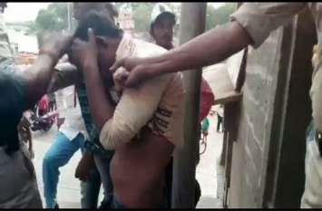 The public was beaten hard by the public video : उज्जैन में फाइटिंग : महिलाओं को नहाते देख रहे युवकों को पब्लिक ने जमकर पीटा