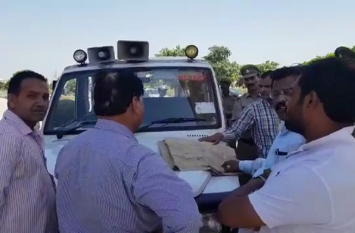 samajwadi party members reach rampur today for azam khan allegation Video: Azam Khan के खिलाफ मुस्लिमों ने दर्ज कराया केस, अखिलेश यादव ने उठाया बड़ा कदम