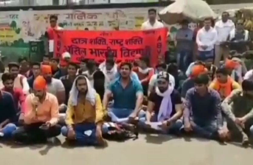 Bulandshahar Video: इस तरह से हुई हनुमान चालीसा और नमाज, डीएम ने बैठाई जांच