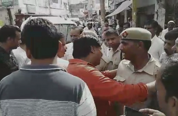 BJP Supporters and UP Police Constable Argument In Rampur Rampur: Constable के आगे नहीं चली भाजपा नेताओं की, सिपाहियों ने कह दिया कुछ ऐसा कि चौंक गए भाजपाई- देखें वीडियो