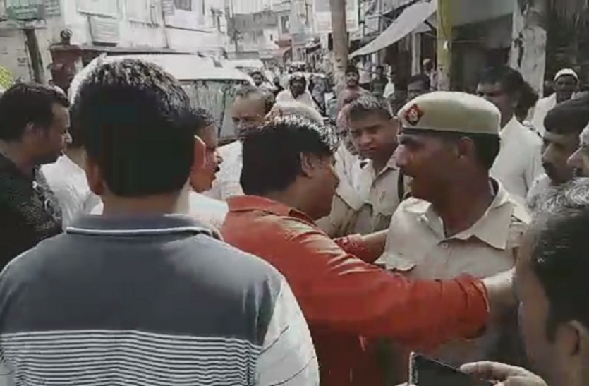 rampur Rampur: Constable के आगे नहीं चली भाजपा नेताओं की, सिपाहियों ने कह दिया कुछ ऐसा कि चौंक गए भाजपाई- देखें वीडियो