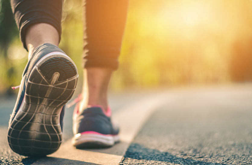 walking benefits सात घंटे बैठते हैं तो स्वस्थ रहने के लिए 5 किमी चलें