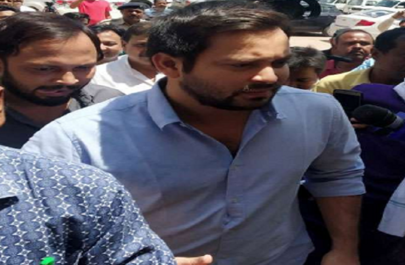 tejashwi yadav तेजस्वी ने लालू यादव से अस्पताल में की मुलाकात, बोले- बिहार में राष्ट्रीय आपदा घोषित करें पीएम मोदी