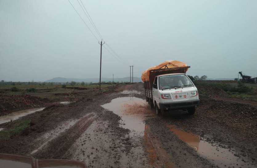 People are troubled from Incomplete road तीन किलोमीटर सड़क बनाने में लग गए दो साल, कीचड़ व जगह-जगह पड़ी गिट्टी बनी परेशानी का सबब