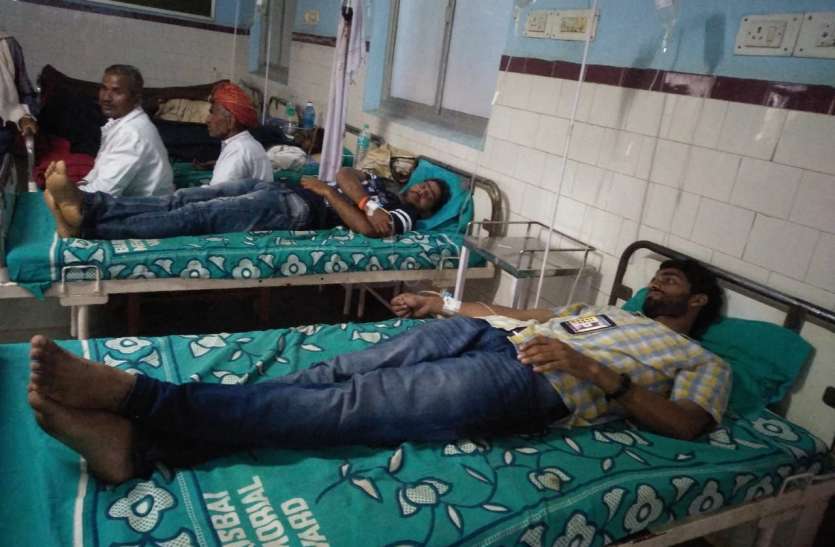 Abvp workers hunger strike तीन दिन से भूख हड़ताल पर बैठे एबीवीपी कार्यकर्ताओं की तबीयत बिगड़ी, अस्पताल में भर्ती