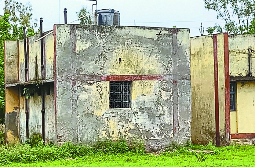 Students are forced to stay in shabby hostels of the district कहीं बिल्डिंग ढह न जाए यह सोचकर विद्यार्थियों का रहना, खाना, पढ़ना सहित जीना हुआ मुहाल