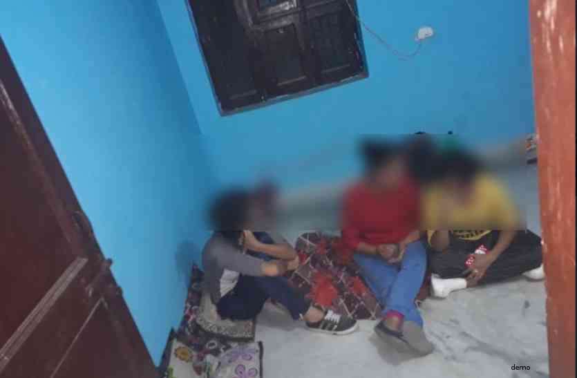 crime news स्कूल जाने साथ निकली थी चार सहेलियां मगर वापस नहीं लौटी, जब पुलिस ने दबोचा तो लड़कों के साथ मिली इस हाल में...