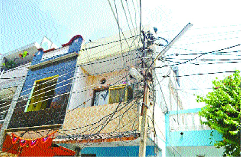 patrika यहां बारिश के दिनों में बिजली के पोल से निकलती है चिंगारी
