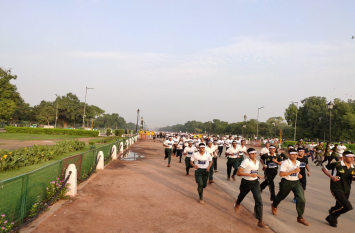 Delhi: Kargil 'victory run' from Vijay Chowk to India gate कारगिल विजय दौड़: शहीदों की याद में सैनिकों के साथ दौड़ी दिल्ली, विजय चौक से इंडिया गेट तक विक्ट्री रन