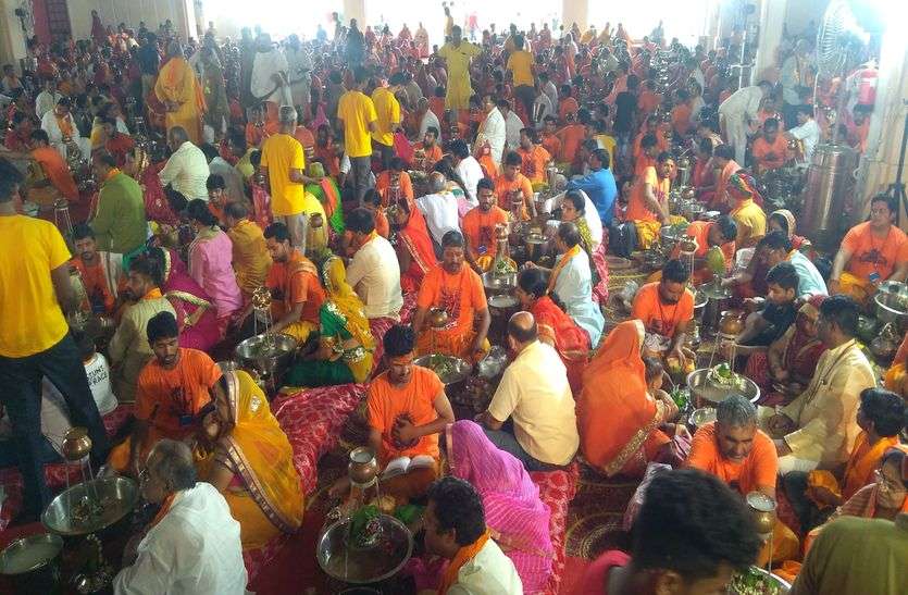 251 पार्थिव शिवलिंगों का गंगाजल से अभिषेक 251 पार्थिव शिवलिंगों का गंगाजल से अभिषेक