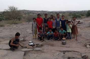 Prey for rain in rural area of Jodhpur इन्द्रेव को मनाने के जतन, कहीं चढ़ाए बाखळे तो कहीं श्वानों को खिलाए लड्डू