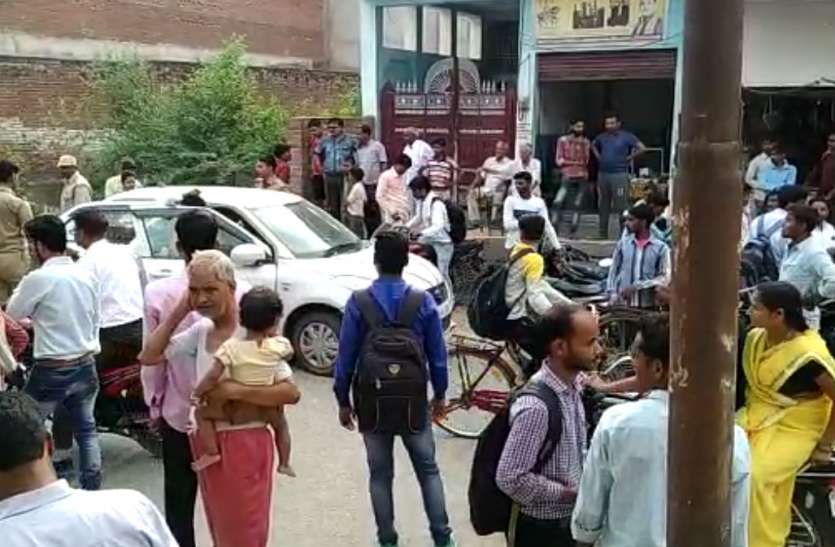 cheking फिरोजाबाद में बिजली काटने गए अवर अभियंता को दौड़ाकर पीटा, बकाएदार का कनैक्शन काटने के दौरान हुई घटना, देखें वीडियो