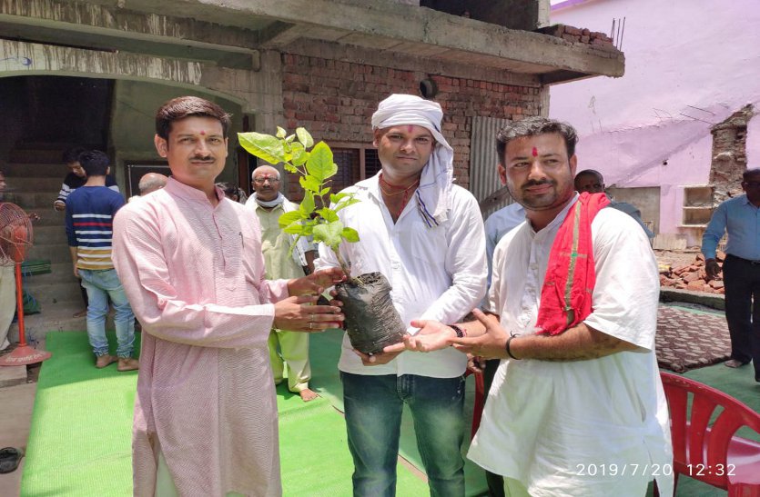 If someday closes the dysfunction, the plants are distributed to the t कहीं मृत्युभोज बंद हुआ तो कहीं पर तेरहवीं में बांट रहे रिश्तेदारों को पौधे