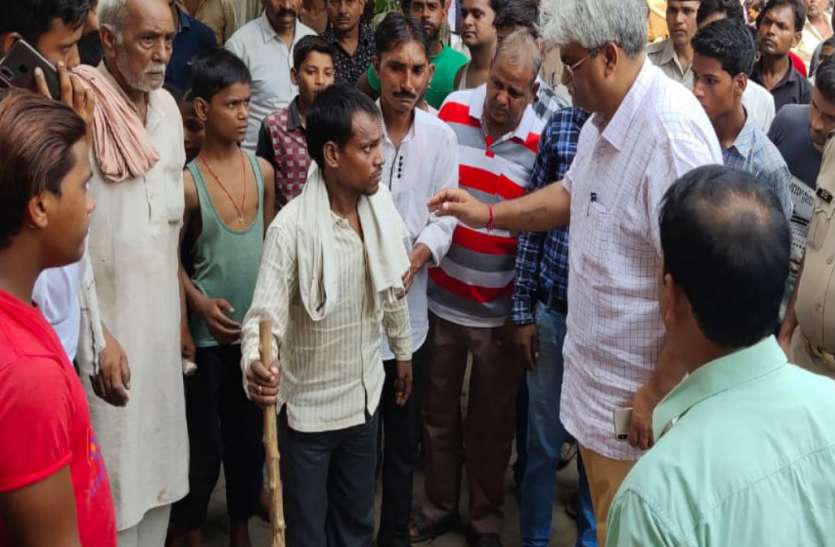 drain death Negligence Nagar Nigam Firozabad: घर के बाहर खेल रहे मासूम Child की Drain में गिरकर मौत, देखें वीडियो