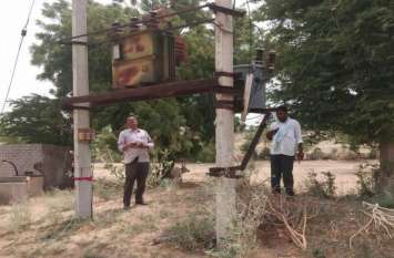 Electricity theft in Duthwa Chitalwana चोरी के ट्रांसफॉर्मर से कर रहा था बिजली चोरी, पकड़ा गया
