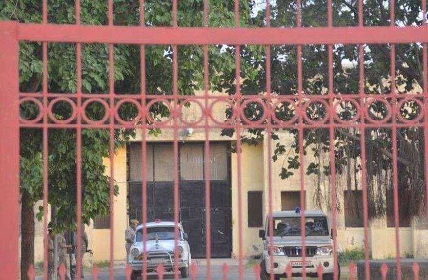 High Security Jail: police found mobile in jail High Security Jail: नहीं सुरक्षित, मिले मोबाइल, छानबीन में जुटी पुलिस