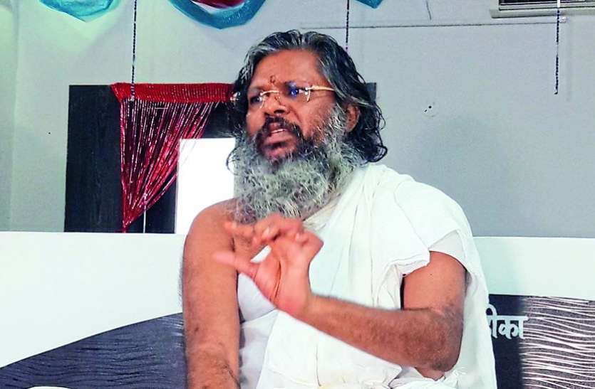 indore रामेश्वर में ज्योतिर्लिंग को छू भी नहीं सकते, यहां तो हर कोई महाकाल को रगड़ता दिखता है : जैन संत डॉ. वसंत विजय
