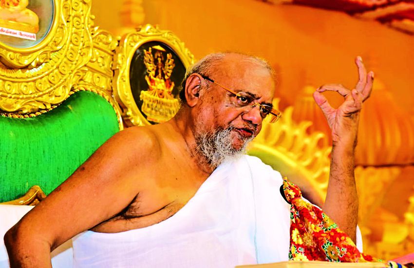 indore 'ट्रक गुम हो जाता है, रेल गुम नहीं होती, क्योंकि पटरी पर चलती है, समाज भी अपनी पटरी पर चले तो सब बदल जाए'