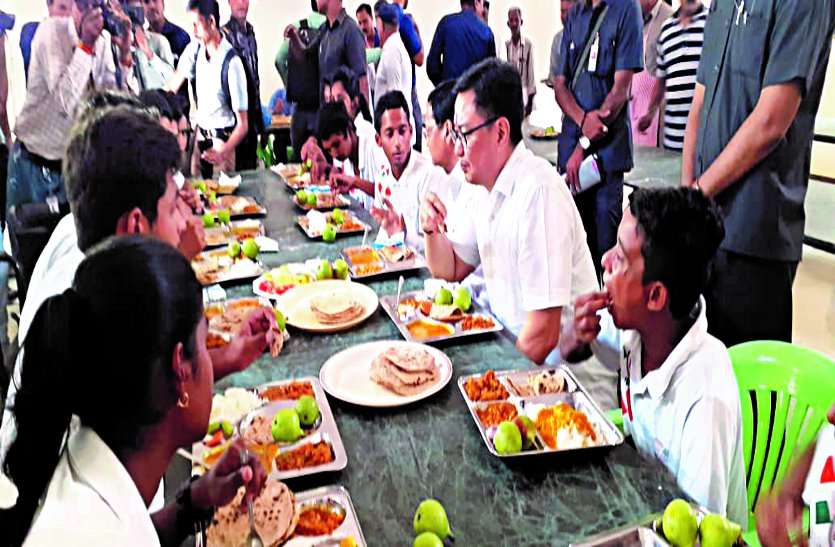 Kiren Rijiju CG के नन्हे तैराकों की प्रतिभा के कायल हुए केंद्रीय खेल मंत्री, बोले गांव के तालाब में सीखकर यहां पहुंचे यानि टैलेंटेड हो..