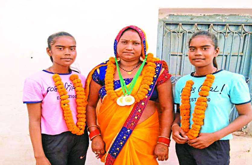 CG News मां ने गहनें गिरवी रख दोनों बेटियों को बनाया खिलाड़ी, हासिल किया राष्ट्रीय स्तर पर मेडल