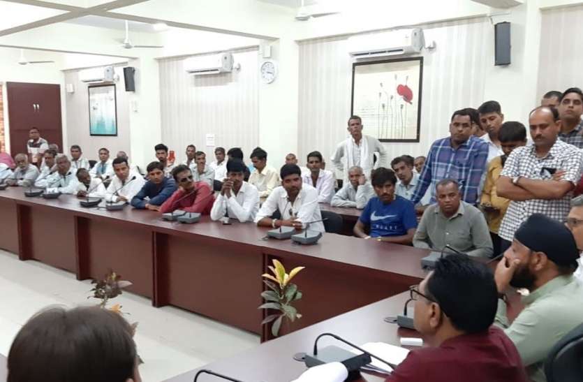 patrika विधायक के साथ चार गुना मुआवजे की मांग को लेकर कलेक्टर कार्यालय पहुंचे किसान