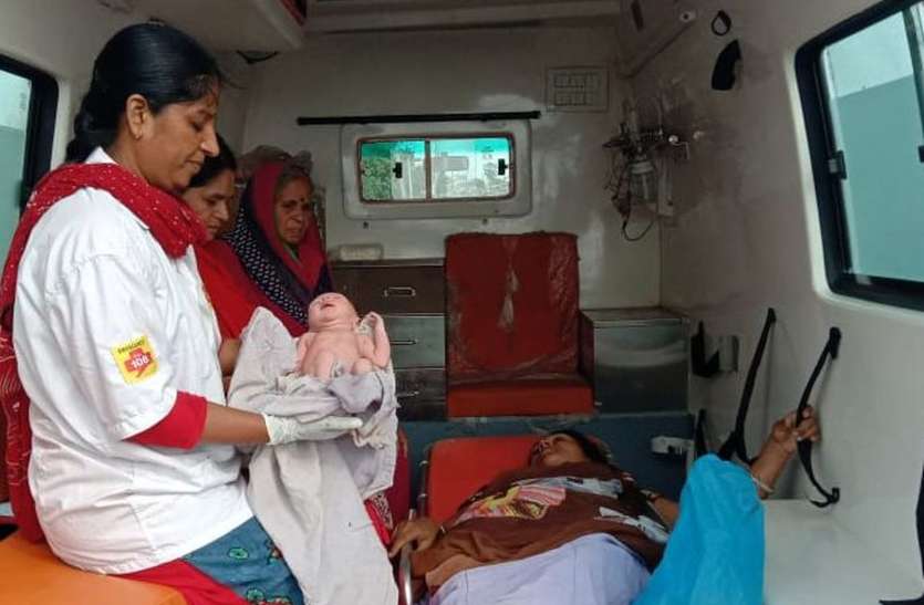 patrika गंभीर बता कर किया रैफर, रास्ते में हुआ सामान्य प्रसव
