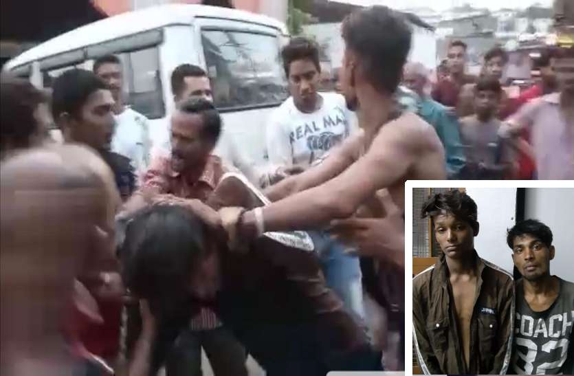 Mob Lynching Mob Lynching: बच्चा चोर समझ भीड़ ने युवक को लात-घूंसों से पीटा, अफवाह फैलाने वाले की तलाश में जुटी पुलिस