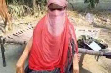 Young man molesting young girl खेत की ओर जा रही थी युवती कि अचानक आ धमका युवक, करने लगा अश्लील हरकत, फिर युवती ने किया ये