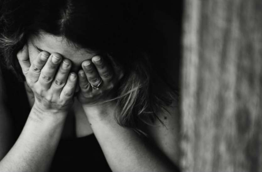 Rape मां को शराब पिलाकर सुला देता था पिता फिर 3 साल तक मासूम बेटी से करता रहा रेप, मां बोली- किसी से बताना नहीं