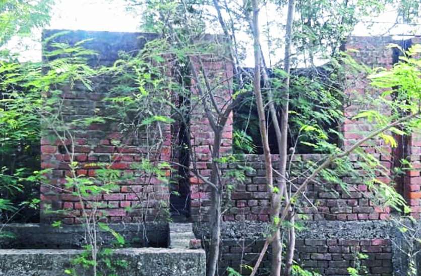 Panchayat's arbitrary अधूरा रह गया भवन, राशि का कर लिया बंदरबांट