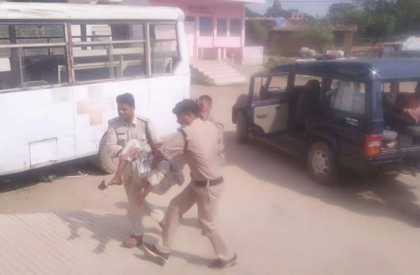Youth injured by truck collision ट्रक की चपेट में आए बाइक सवार, एम्बुलेंस तक नहीं हुई नसीब
