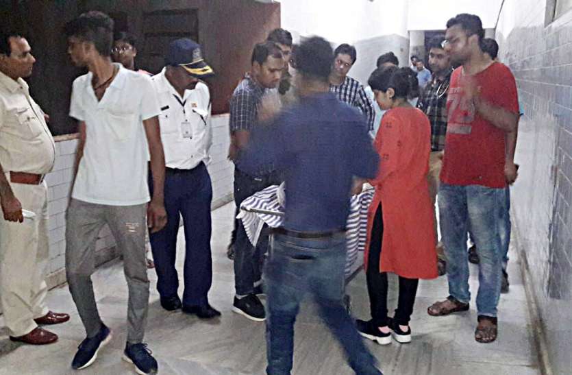 attack on junior doctor including a woman doctor महिला चिकित्सक समेत जूनियर डॉक्टर पर हमला कर बदमाशों ने बाइक व रुपए लूटकर फैलाई सनसनी