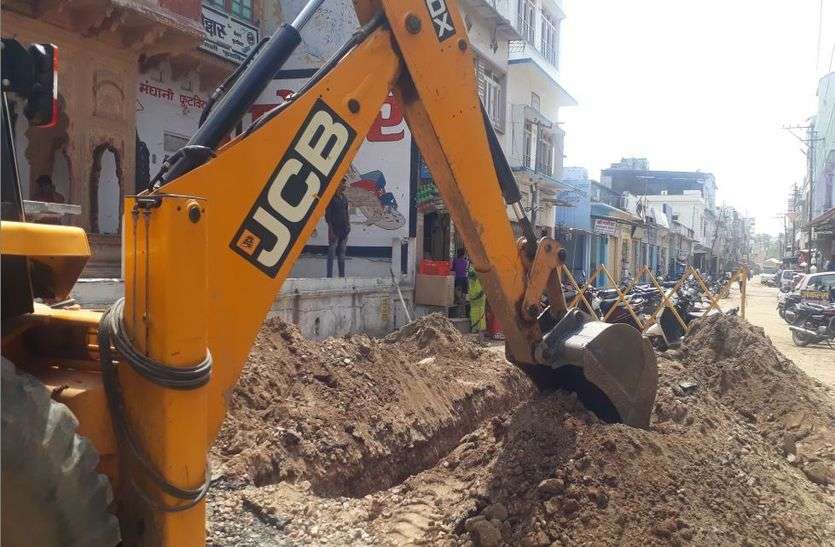 Beawar : roads are being dug in spite of bain Beawar : संभल कर चलना! यहां सड़क पर गड्ढे नहीं गड्ढों में सड़क है...