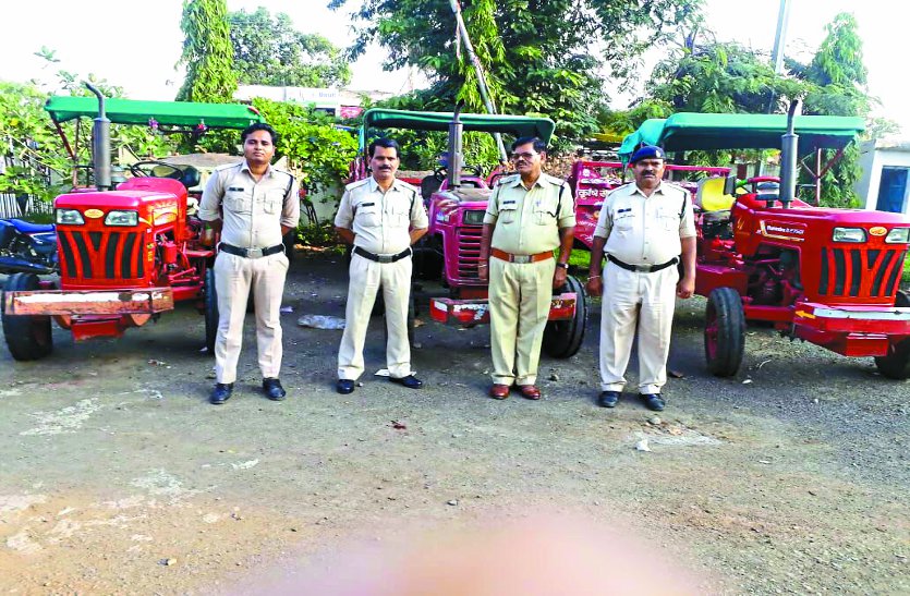 sand पुलिस ने पकड़े रेत से भरे ट्रैक्टर-ट्रॉली