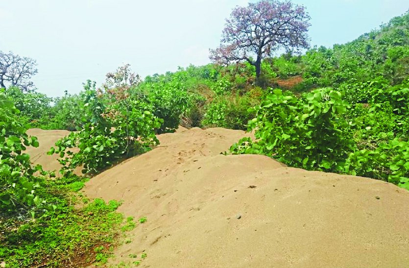 Seized storage of sand नहीं थम रहा रेत का अवैध उत्खनन