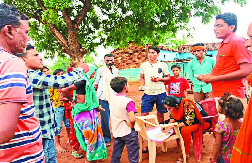 Team of food department reached Dumbar to investigate स्टॉक में मिला जुलाई का खाद्यान्न, रिकार्ड पेश नहीं कर सके प्रबंधक