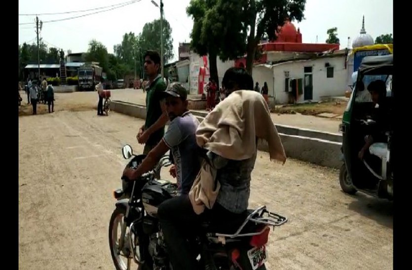 Not found dead body, so on the bike, wandering around the child's fath नहीं मिला शव वाहन, तो बाइक पर लेकर दिनभर भटकता रहा बच्ची का पिता