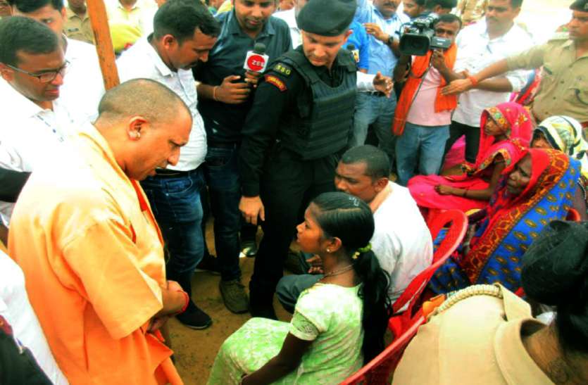 Yofgi Adityanath सोनभद्र नरसंहार के पीड़ितों से मिले योगी आदित्यनाथ, मुआवजा 5 लाख से बढ़ाकर 18.50 लाख किया