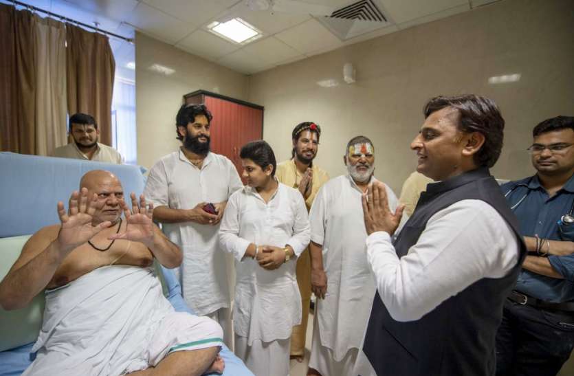 akhilesh yadav हनुमानगढ़ी के महंत ज्ञानदास ने अखिलेश यादव को दिया मुख्यमंत्री बनने का आशीर्वाद