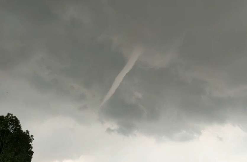 tornado, hurricane, typhoon news आज तक नहीं देखा होगा आपने एेसा बवंडर, जब आसमान की ओर जाने लगा तालाब का पानी