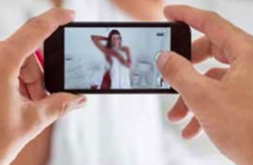 Girl Student Blackmail युवती ने दोस्ती तोड़ी, तो युवकों ने भाई को बनाया निशाना, मोबाइल पर भेजे ऐसे फोटो जो...