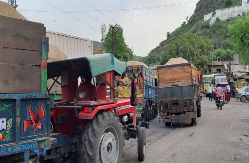 RTO : Crores of rupees every month on the RTO checkpost अंधेरगर्दी : RTO चेकपोस्ट पर हर माह करोड़ों की चपत, कलेक्टर ने तलब की रिपोर्ट