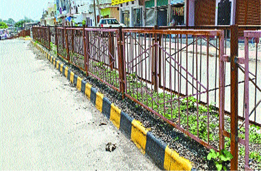 patrika पौधों की सुरक्षा के लिए लगी लाखों की जालियां खा रही जंग