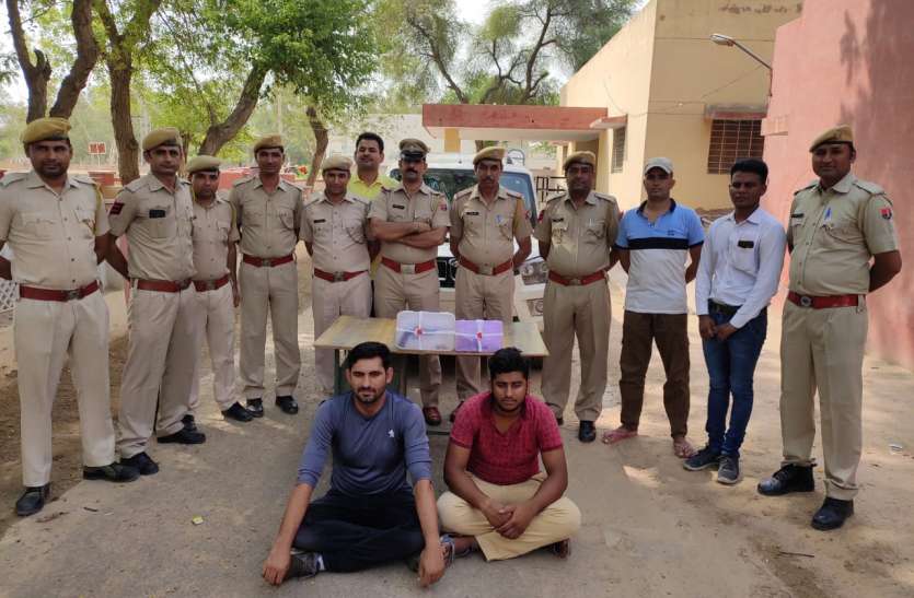 bikaner- two arrested with illegal weapons अवैध हथियारों सहित साथ दो युवक गिरफ्तार, गाड़ी जब्त