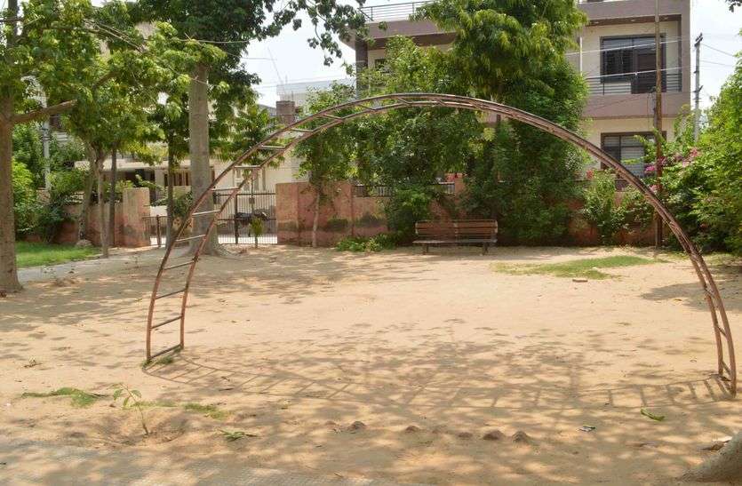Do not swing properly nor park in Dub न झूले ठीक और न ही पार्क में दुब