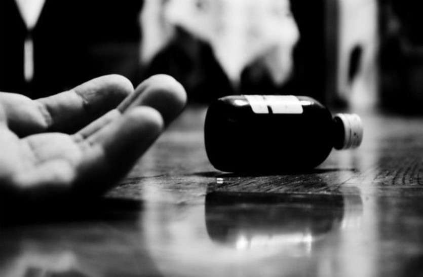 Schoolgirl eaten poison तीन लड़कों की छेड़छाड़ से तंग आकर 10वीं की छात्रा ने खाया विषाक्त